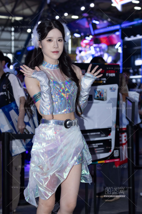 白净玉足小姐姐