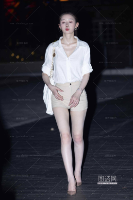 8.3-2 185P 网红车模敏敏白衬衣短裤外滩下篇 更新RAW图片