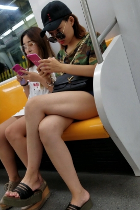 4K - 街拍地铁上带墨镜看手机的小姐姐 [613 MB/MP4]