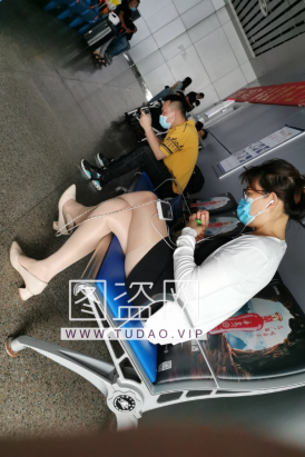 候车室少妇的袜根显而易见