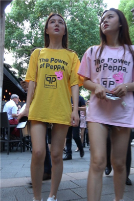 4K超短热裤长款T恤街拍美腿高颜值姐妹 [703 MB]