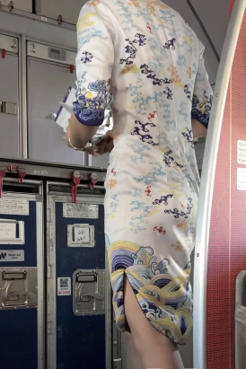 海航空姐制服灰丝飞机前舱干活大长腿优美身姿