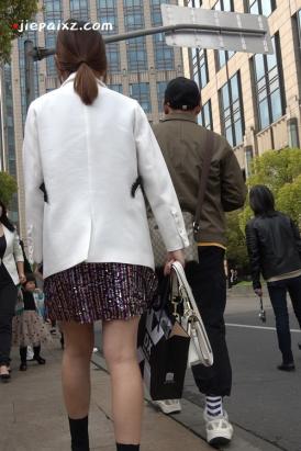 4K - 美女这裙子一闪一闪亮晶晶 [1.09 GB/MP4]