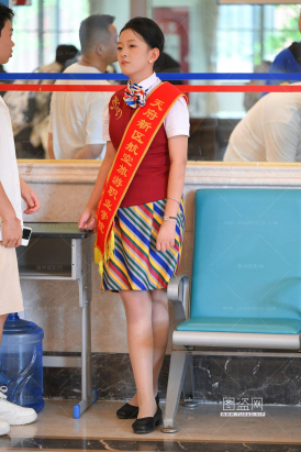 SH25-39-30√天府航空-她在玩手机呢