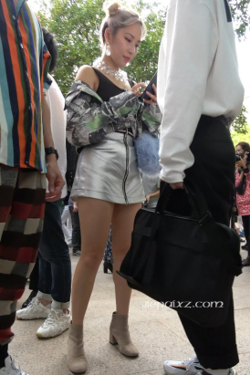 4K - 性感皮短裙长腿街拍高跟街拍美女 [2.45 GB/MP4]