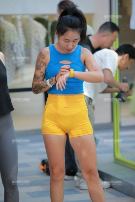 【玻璃街拍】黄色健身短裤