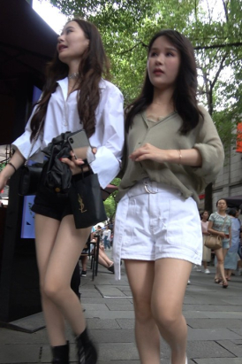 4K 街拍美女姐妹一起逛街
