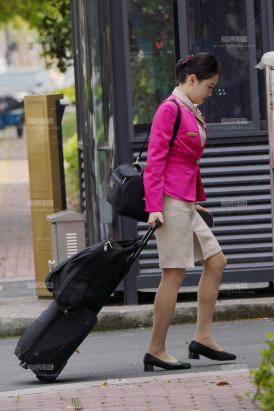 25空姐街拍-长龙航空空姐裙子很紧痕迹都出来了肉丝也性感