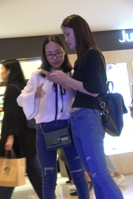 4K - 黑衣服紧身蓝牛街拍气质文静美女姐姐逛商场[0.97 GB]