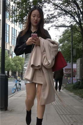 4K - 街拍美腿皮裙性感气质漂亮美女姐姐 [1.46 GB/MP4]