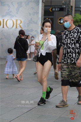 编码2576热裤美腿