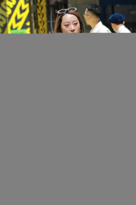 【玻璃街拍】紧身瑜伽裤小姐姐