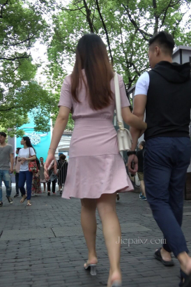 4K - 街拍粉色裙凉高美女 [2.17 GB/MP4]