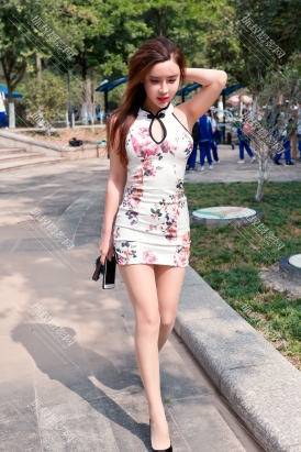 【M0290】网红艾小青白色旗袍肉丝迅游天鹿湖公园