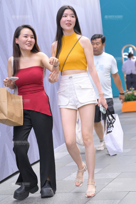 白色热裤长腿小姐姐