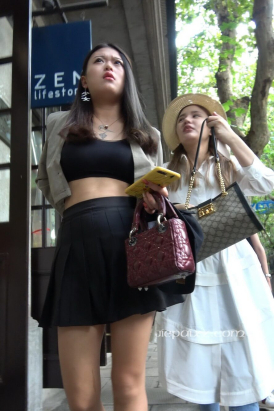 4K - 街拍黑色性感百褶短裙美眉 [1.68 GB/MP4]