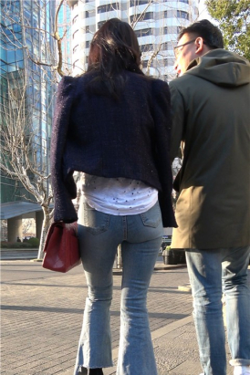 4K 街拍宽臀牛仔喇叭裤熟女姐姐 [825 MB]