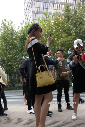 4K - 时尚气质街拍连衣裙高跟鞋美女 [1.37 GB/MP4]