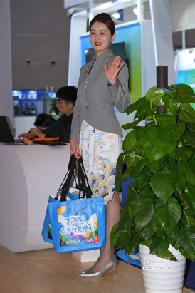 SH25-262-73√海航空姐-在发袋子呢