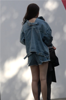 4K - 性感白皙美腿街拍牛仔美女 [1.91 GB/MP4]