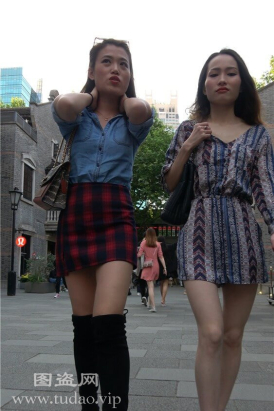 4K - 一对美腿时尚姐妹花 [1.24 GB/MP4]