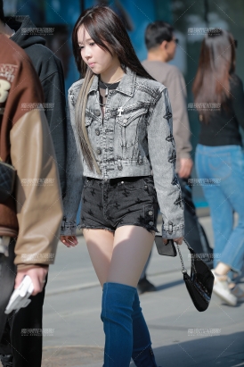 【玻璃街拍】牛仔热裤美眉