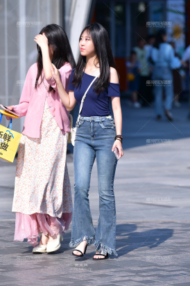 ★搭讪牛仔裤活泼小美女