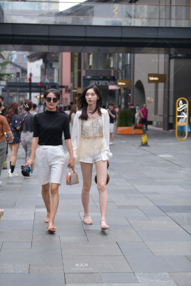 街拍白嫩气质小仙女