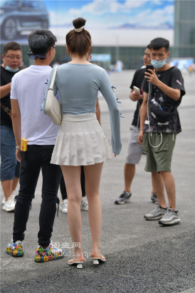 编码2222白色短裙美腿可爱网红小姐姐