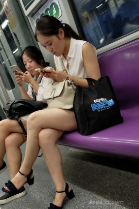 4K - 地铁上的无袖雪纺衫美腿姐姐 [898 MB/MP4]