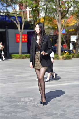 编码2139黑丝美腿紧身包臀裙