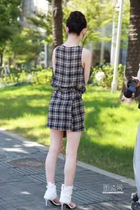 格子裙美女