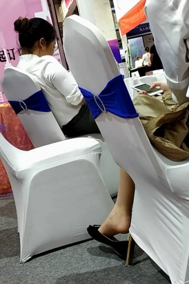 展台座位上脱鞋的肉丝眼睛MM[03:16]