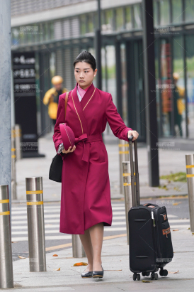 25最新空姐街拍-深入南航基地拍摄-喜欢被发现的眼神