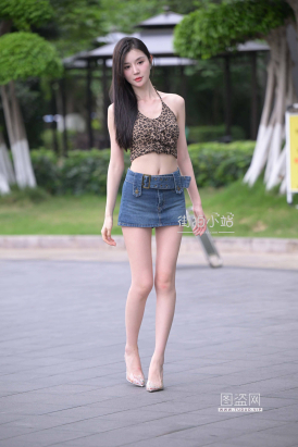 长发飘飘牛仔短裙小姐姐 【图片➕视频】