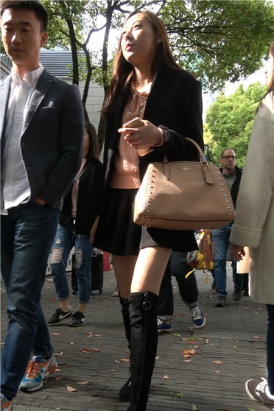 4k-黑色短裙长筒靴粉衣甜美街拍美女 [1.78 GB]