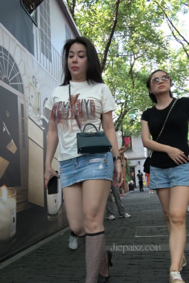 4K - 短裙长发丰腴美眉 [1.89 GB/MP4]