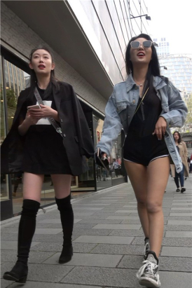 街拍美女姐妹俩逛街视频