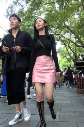 4K - 街拍粉色皮裙气质美女 [2.73 GB/MP4]