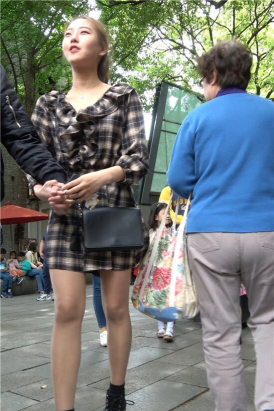 4K - 格子衬衫街拍丝袜美妞 [1.56 GB/MP4]