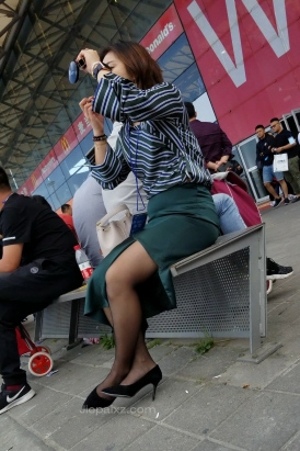 4K - 抓拍到在补妆的黑丝丰腴姐姐 [574 MB/MP4]