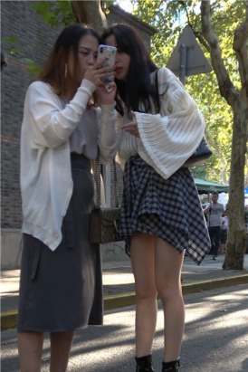 气质不错的时尚姐妹在研究如何把照片拍的更美丽 [0.99 GB/MP4]