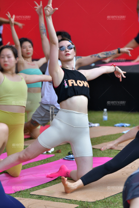 ★米白五分瑜伽紧身裤美女