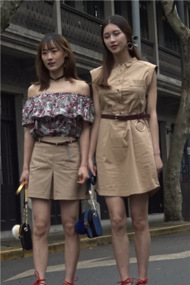 4K 街拍短裙凉高跟性感美女美女姐妹 2 [1.92 GB]