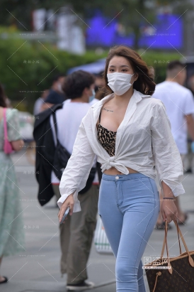 街拍紧身蓝牛美姐