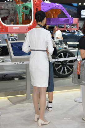 24610-20=43√问界展台，甜美美腿丝袜的她