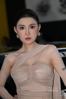 小露娜性感美足特写