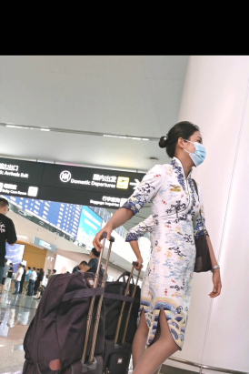原创4K视频航站楼偶遇海航空姐灰丝细高跟脱鞋歇会