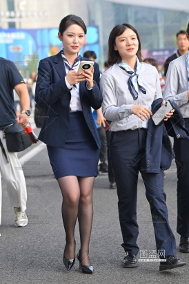 26821-33-96√原来是她，26成都国际车展职业装问界女神