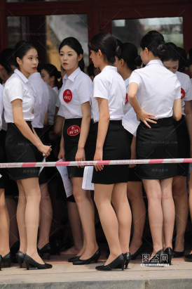 在面试的空乘大学生制服群丝美腿高跟